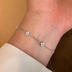 Elegante bracciale in argento con quattro ciondoli a quadrifoglio con zirconi cubici