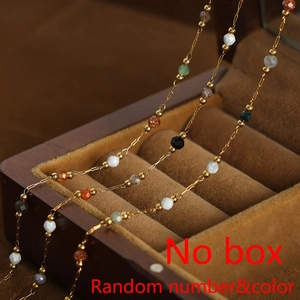Juego de tres tobilleras de acero inoxidable con piedras naturales de colores variados