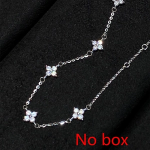 Bracciale a quadrifoglio in argento con zirconi brillanti e stile a strati raffinato