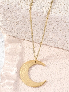 Detailopname van gouden halve maan hanger met ingewikkeld Arabisch kalligrafiepatroon