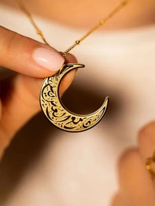 Macro-opname van de gouden halve maan hanger met fijn Arabisch kalligrafisch kunstontwerp
