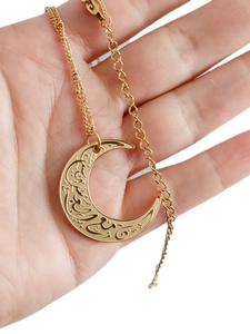 Detail van gouden halve maan hanger met Arabische kalligrafie en fijne schakelketting