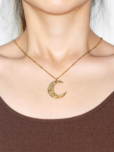 Detail van maan-hanger ketting met Arabische kalligrafie op een fijne kralenketting