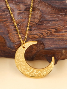Detailopname van gouden halve maan hanger met Arabische kalligrafie op houten decor