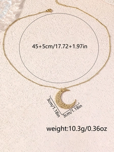 Detail van gouden halsketting met gegraveerde halve maan hanger op roze achtergrond