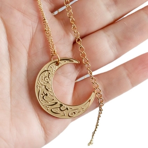 Gouden halve maan hanger ketting met Arabische kalligrafie aan een roestvrijstalen ketting