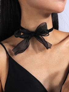 Nahaufnahme eines schwarzen Tüll-Schleifen-Chokers, ideal für Partys und Anlässe