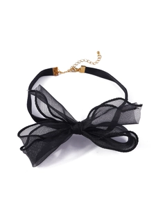 Detail des schwarzen Schleifen-Chokers mit transparentem Netzgewebe und Goldverschluss