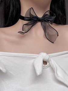 Detailansicht der eleganten schwarzen Organza-Schleifen-Choker-Halskette für Partys