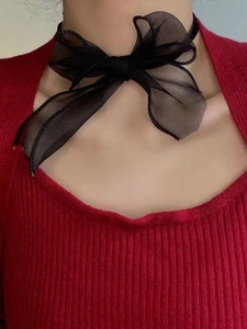 Detail eines eleganten Chokers aus schwarzem Organza mit Schleife für Damen