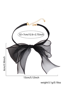 Detailansicht eines schwarzen Chokers aus Organza mit Maßen und Karabinerverschluss