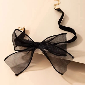 Eleganter schwarzer Choker mit Netzschleife und verstellbarer Goldkette für Damenpartys