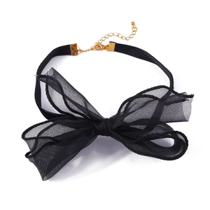 Eleganter schwarzer Netz-Schleifen-Choker mit goldener Kette für Party-Anlässe
