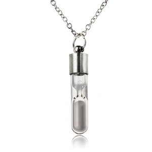 Elegante Sanduhr-Halskette mit leuchtendem Kristallsand und polierter Silberkette