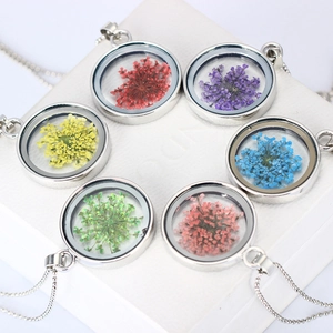 Collana artigianale in argento con pendenti tondi di fiori secchi in sei colori vivaci