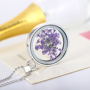 Collana tonda argentata con veri fiori secchi viola in un ciondolo di resina chiara