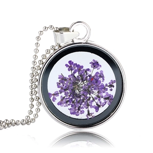 Collana artigianale in argento con ciondolo a fiore essiccato viola e catena a sfere