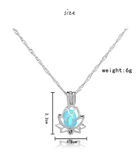 Vue détaillée du collier lotus montrant les dimensions 2,2 cm et le poids de 6 grammes
