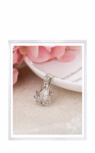 Détail du pendentif lotus ajouré avec perle blanche sur fine chaîne argentée