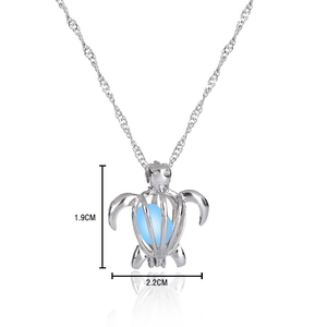 Leuchtende Schildkröte Halskette in Silber-Hohl-Design mit Maßen 1,9 cm mal 2,2 cm