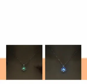 Détail du collier fleur de lotus lumineux montrant des effets de lumière verte et bleue