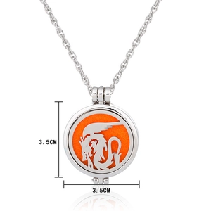 Nahaufnahme des 3,5 cm Edelstahl-Aromatherapie-Medaillons mit Drachen-Design und Filzpad