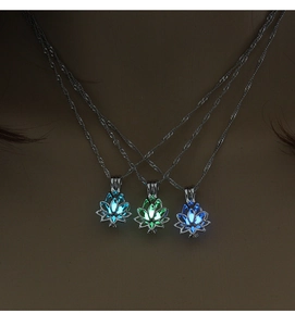 Détail de trois colliers lotus évidés montrant une lumière bleue et verte dans le noir