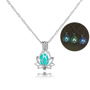 Collier Pendentif Lotus Ajouré pour Femmes Alliage Lumineux Brille dans le Noir Bijoux Élégante Chaîne en Argent Colliers Cadeau
