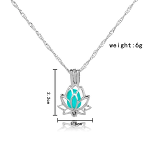 Collier avec pendentif lotus évidé, pierre turquoise et dimensions sur fond blanc