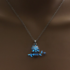 Luminous skull and rose pendant necklace with blue glow for Halloween party style