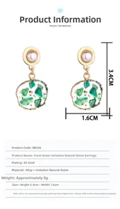 Detailweergave van groene kunststeen oorbellen met afmetingen 3,4 cm bij 1,6 cm