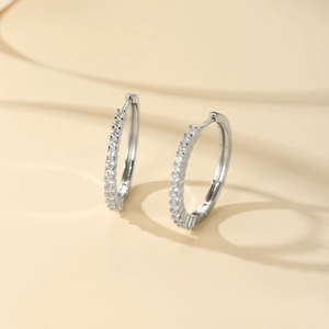 Elegante zilveren ronde oorringen met fijne gezette zirkonia in een minimalistische stijl