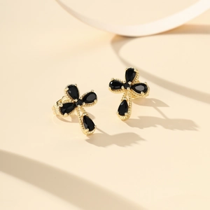 Pendientes de cruz bañados en oro con piedras negras en forma de gota y microcuentas