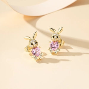 Pendientes de conejo dorados con circonita de corazón rosa y micro-pavé de cristal