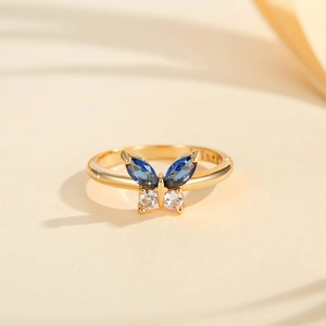 Detailansicht eines Schmetterlingsrings mit blauen Markasit und weißen Zirkonia Steinen