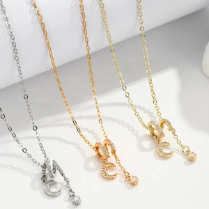 Collar con Colgante de Luna Creciente y Estrella de Cobre y Circonia Lujo Ligero Chapado en Oro Cadena de Clavícula Joyería