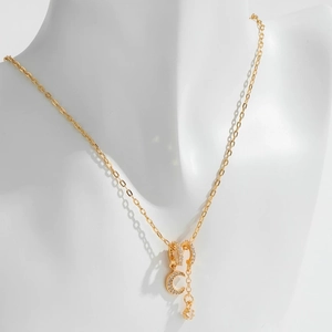 Collar de luna y estrella dorada con circonitas blancas en un busto de maniquí blanco