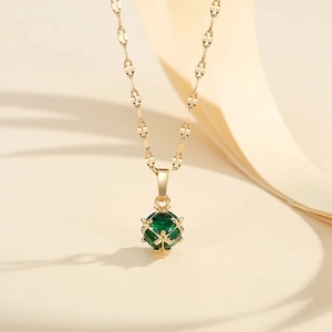 Collier élégant plaqué or avec pendentif boule serti d'une pierre verte et chaîne texturée