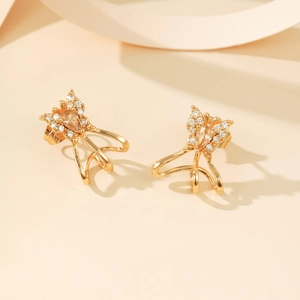 Elegante gouden vlinder oorbellen met champagne zirkoon en witte kristallen accenten
