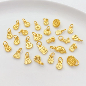 Zandgouden hangers set met Chinese gelukssymbolen op matte gouden oppervlakken