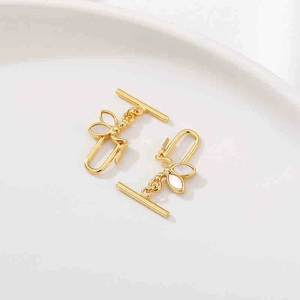 Détail du fermoir OT papillon en or 18K avec nacre pour création de bijoux DIY