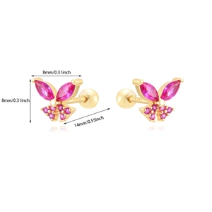 Vue détaillée des boucles d'oreilles papillon dorées avec zircons roses et poinçon S925