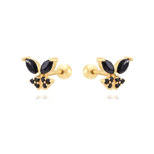 Macro des boucles d'oreilles papillon dorées avec zircons noirs et fermoir vissé en S925