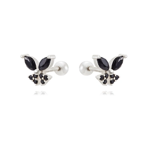 Détail de boucles d'oreilles papillon en argent avec zircons noirs et fermoir perle