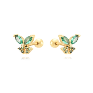Gros plan sur boucles d'oreilles papillon dorées avec zircons verts et fermoirs à vis