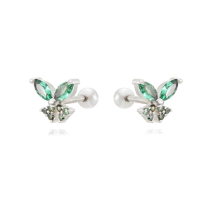 Détail macro du poinçon S925 sur les boucles d'oreilles papillon en zircon vert