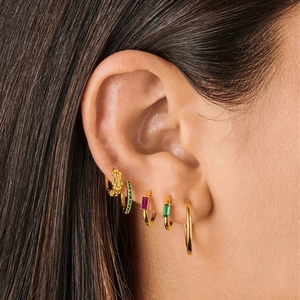 Detail von 5-teiligem Gold-Ohrring-Set mit bunten Zirkonia-Steinen am Ohr