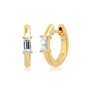 Elegante goldene Huggie-Ohrringe mit einem vertikalen Zirkonia-Stein im Baguette-Schliff