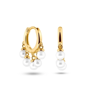 Elegante gouden oorringen met trapsgewijze witte parels en gepolijste afwerking op wit