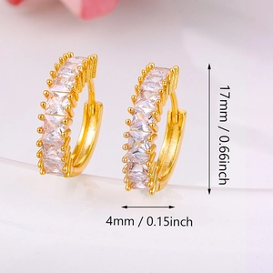 Elegante 17mm gouden huggie oorringen met een rij vierkante zirkonia steentjes